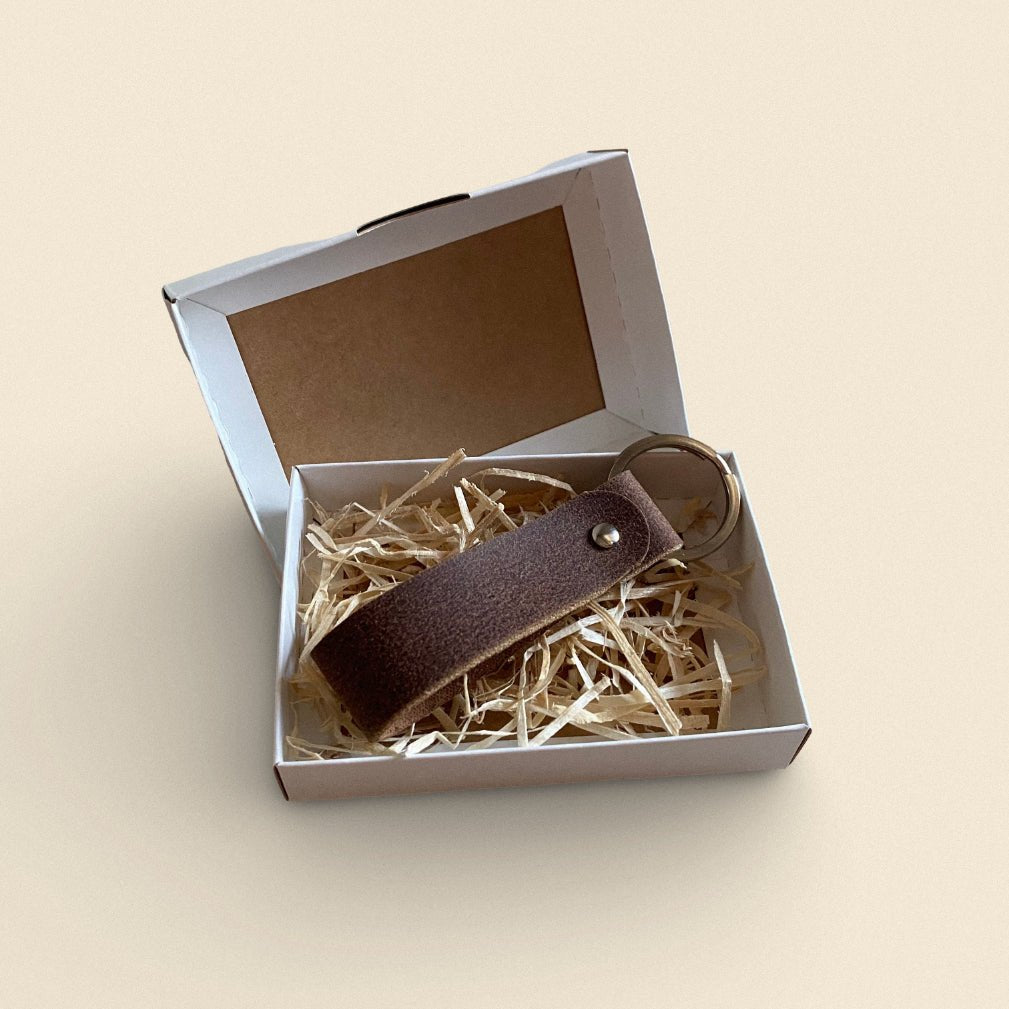 Handgefertigter Leder-Schlüsselanhänger in Dunkelbraun in Geschenkverpackung